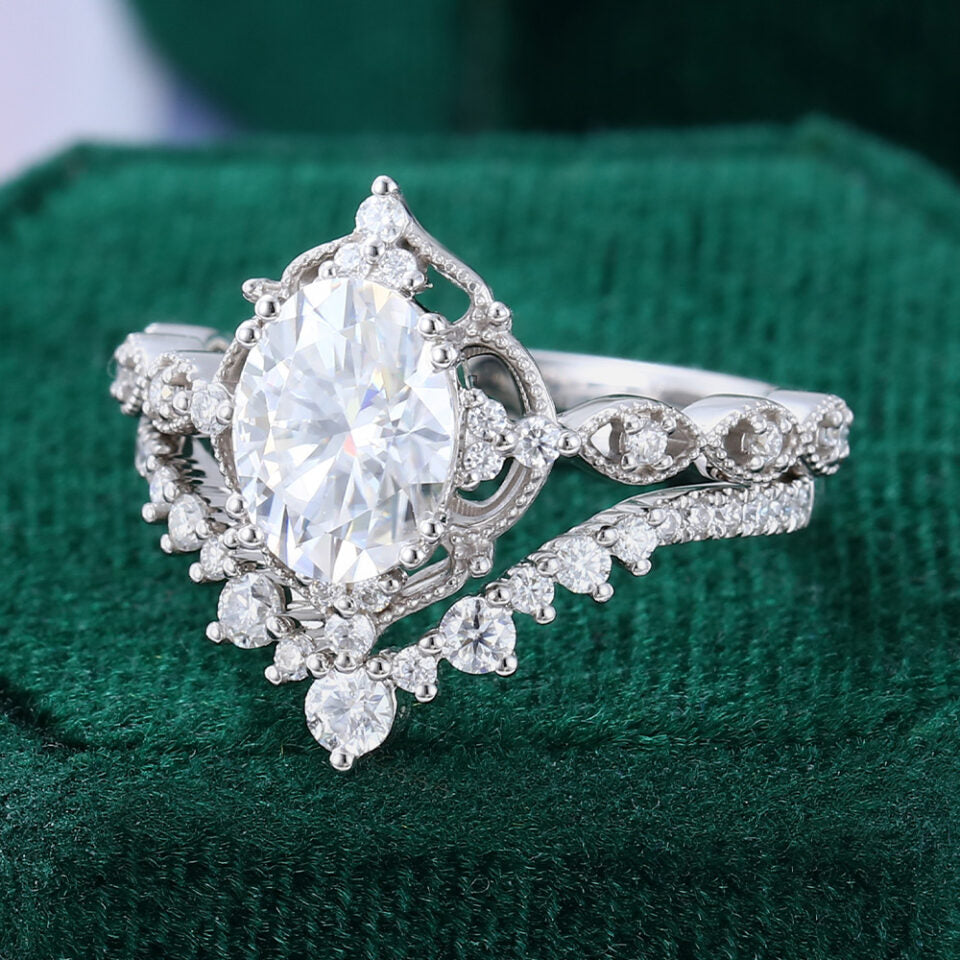 2PCS Vintage Lace Halo Engagement Ring Set With Oval Cut Moissanite