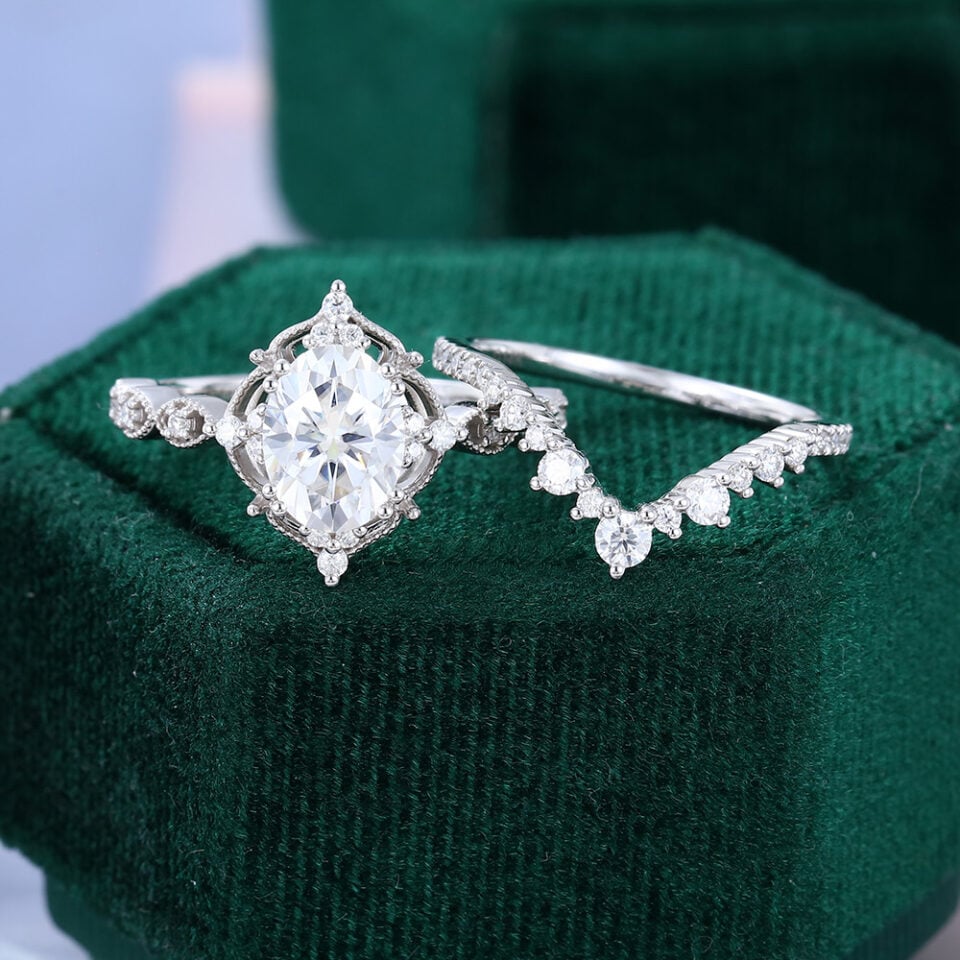 2PCS Vintage Lace Halo Engagement Ring Set With Oval Cut Moissanite