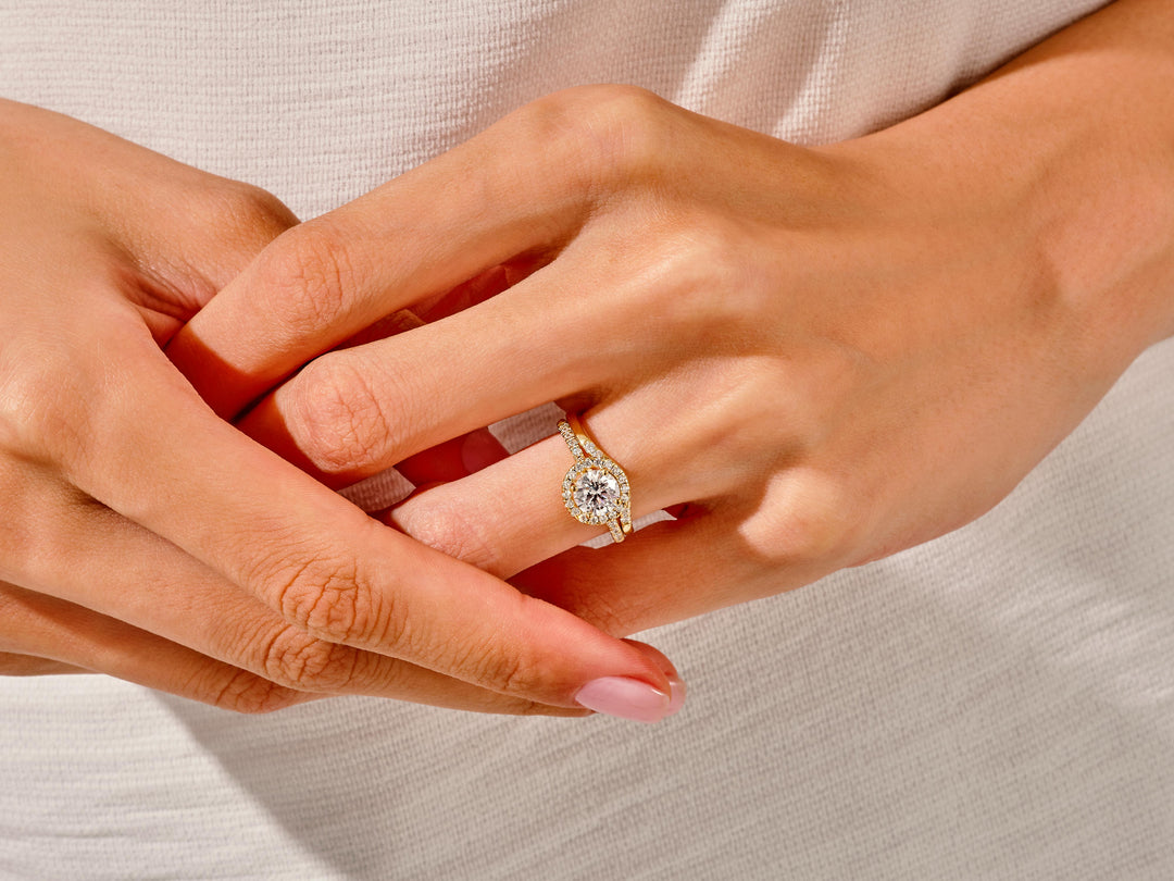 U-curved Moissanite Wedding Band