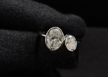 oval engagement ring​