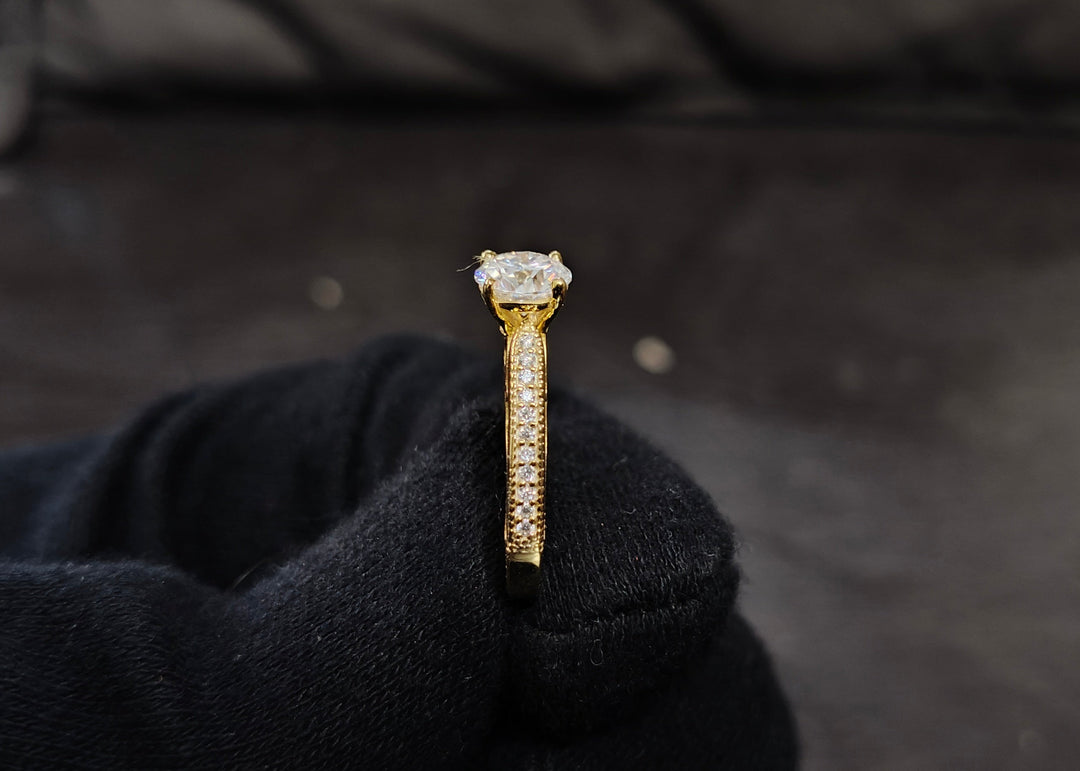 round cut vintage engagement rings​