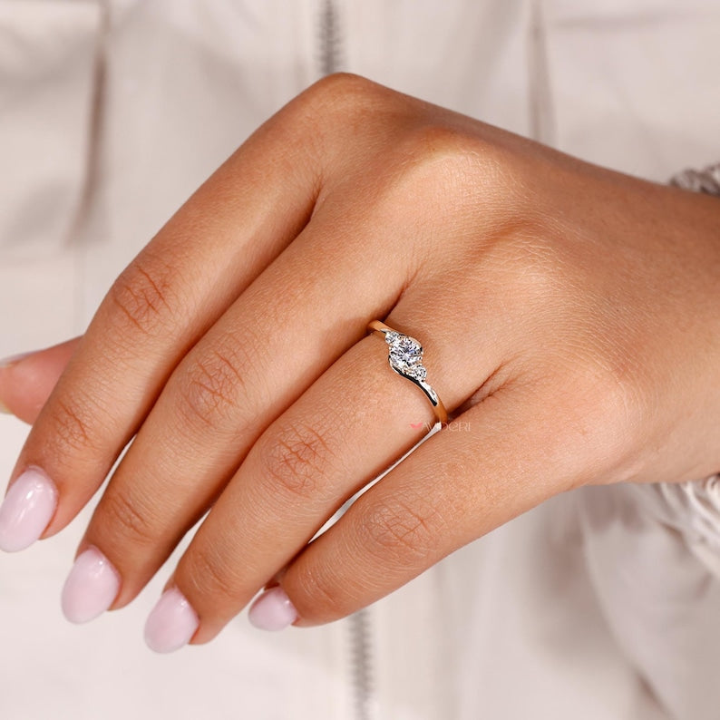 Avideri engagement ring with a round brilliant cut diamond for a sparkling proposal.